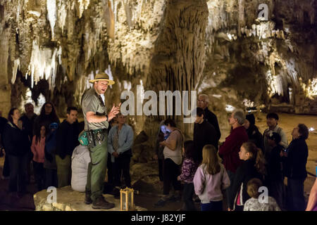 Carlsbad Caverns National Park, New Mexico - A National Park Service Ranger führt die Besucher auf eine Tour durch die Gegend Kings Palace in Carlsbad Caverns. Stockfoto