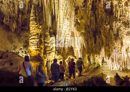 Carlsbad Caverns National Park, New Mexico - A National Park Service Ranger führt die Besucher auf eine Tour durch die Gegend Kings Palace in Carlsbad Caverns. Stockfoto