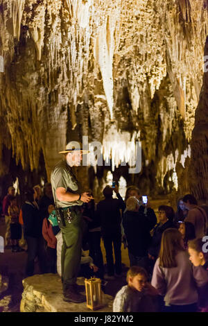 Carlsbad Caverns National Park, New Mexico - A National Park Service Ranger führt die Besucher auf eine Tour durch die Gegend Kings Palace in Carlsbad Caverns. Stockfoto