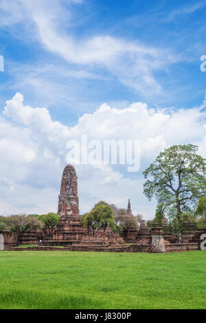 Ruinen von Buddha-Statuen und Pagode des Tempels Wat Phra Ram im Geschichtspark Ayutthaya, Thailand Stockfoto