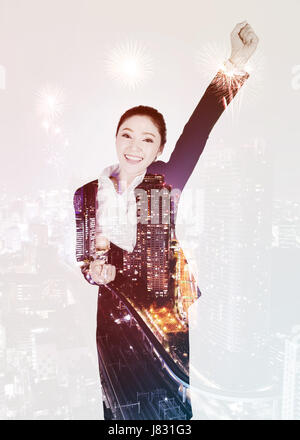 Doppelbelichtung Erfolg Business-Frau mit Tokyo City Feuerwerk Hintergrund Stockfoto
