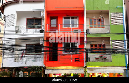 Manycolored Fassade des Wohnhauses aus der französischen Kolonialzeit beherbergt eine Pub-Saftbar sehr beliebt bei den Einheimischen im Erdgeschoss eingerichtet Stockfoto