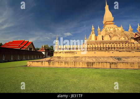 Pha, die Luang große Gold bedeckten Stupa Wat Pha, dass Luang Tai auf der linken Seite. Bei 4 km.fromthe stammt City Center-Legende es in 3rd.century BC-ist für Stockfoto