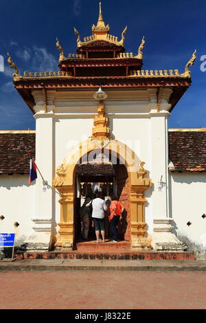 Vientiane, Laos-Oktober 14, 2015: Touristen besuchen das Pha, die Luang-Great Stupa oder Heilige Relicary-die meisten wichtigen laotischen Buddhismus Monument und nation Stockfoto