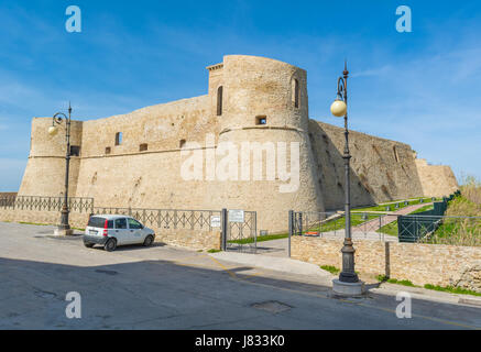 Ortona (Abruzzen, Italien) - die Stadt an der Adria, mit großen Hafen, mittelalterliche Burg und Panorama Altstadt. Stockfoto