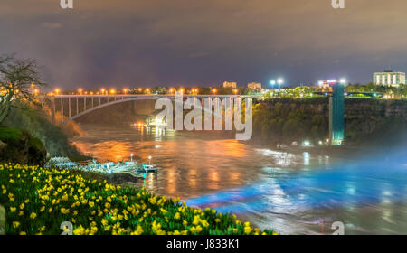 Die Rainbow-Bridge zwischen den USA und Kanada an den Niagarafällen. Stockfoto