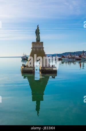 Ortona (Abruzzen, Italien) - die Stadt an der Adria, mit großen Hafen, mittelalterliche Burg und Panorama Altstadt. Stockfoto