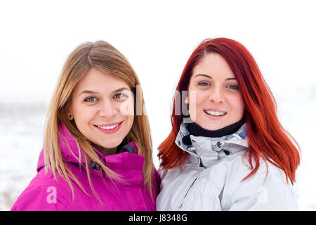 Porträt von zwei schöne junge Mädchen auf einem Winter Hintergrund Stockfoto