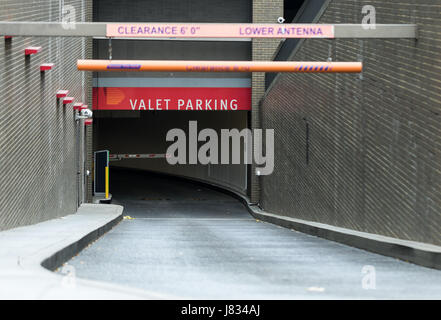 Parkplatz-Struktur-Eingang Stockfoto