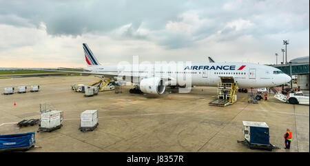 Air France Boeing 777-300ER an Charles de Gaulle Flughafen, Frankreich Stockfoto