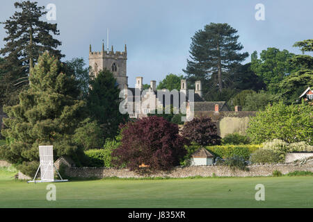 Combe Dorf mit St. Laurence Kirchturm in den frühen Morgenstunden. Combe, Oxfordshire, England Stockfoto