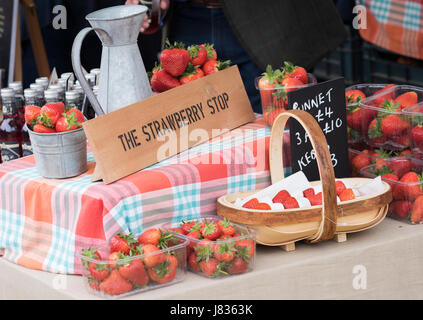 Der Erdbeer-Shop. Bastkörbe von Bio-Erdbeeren zum Verkauf an Daylesford Organic Farm-Sommerfest. Cotswolds, Gloucestershire, England Stockfoto