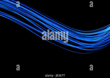 Blaues Licht Malerei Fotografie, Wirbel und Kurve, parallele Linien Muster vor schwarzem Hintergrund Stockfoto