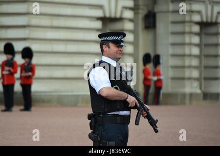 Polizist im Dienst am Buckingham Palace Stockfoto