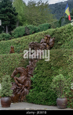 Jardin de Juberri, mit Statuen, Skulpturen und Wasserfällen in Saint Julia de Loria, Andorra. Stockfoto