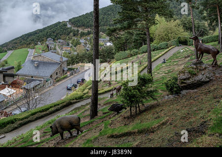 Jardin de Juberri, mit Statuen, Skulpturen und Wasserfällen in Saint Julia de Loria, Andorra. Stockfoto