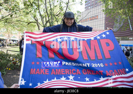 Pro-Trump Demonstranten Kundgebung eine kleiner Zähler auf der anderen Straßenseite von der Maikundgebung & März am Union Square in New York City. Stockfoto