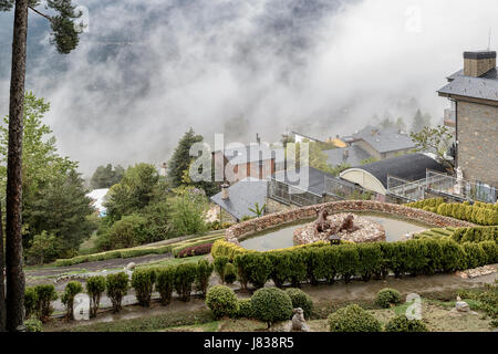 Jardin de Juberri, mit Statuen, Skulpturen und Wasserfällen in Saint Julia de Loria, Andorra. Stockfoto