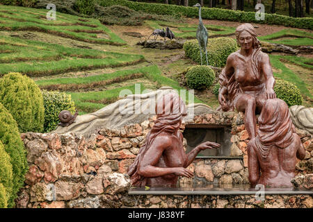 Jardin de Juberri, mit Statuen, Skulpturen und Wasserfällen in Saint Julia de Loria, Andorra. Stockfoto