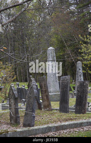 Alter Friedhof mit Grabsteinen aus der Mitte der 1850er Jahre in Etna, New Hampshire. Stockfoto