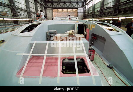 AJAXNETPHOTO. 14. NOVEMBER 2002. WOOLSTON, ENGLAND. -GRÖßTE YACHT - GRÖßTE EINZELNE MASTEN SLOOP GETAKELT SUPER SEGELN YACHT MIRABELLA V ZU SCHIFFSBAUER VOSPER THORNYCROFT HOF IM BAU. FOTO: JONATHAN EASTLAND/AJAX REF: 32010 750014 Stockfoto