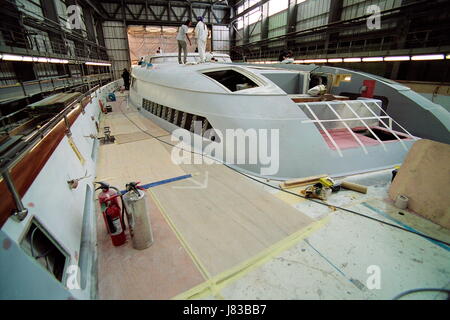 AJAXNETPHOTO. 14. NOVEMBER 2002. WOOLSTON, ENGLAND. -GRÖßTE YACHT - GRÖßTE EINZELNE MASTEN SLOOP GETAKELT SUPER SEGELN YACHT MIRABELLA V ZU SCHIFFSBAUER VOSPER THORNYCROFT HOF IM BAU. FOTO: JONATHAN EASTLAND/AJAX REF: 32010 750015 Stockfoto