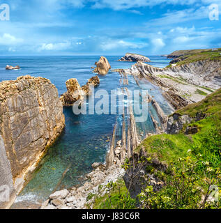 Arnia Strand (Spanien). Atlantik Küste Landschaft mit bewölktem Himmel. Zwei Schüsse feststeppen Bild. Stockfoto