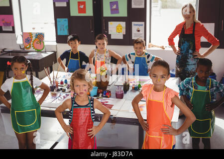 Porträt von Lehrer und Schüler stehen mit den Händen auf der Hüfte auf der Zeichnung Klasse Stockfoto