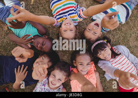 Draufsicht der Schüler liegen auf dem Rasen im park Stockfoto