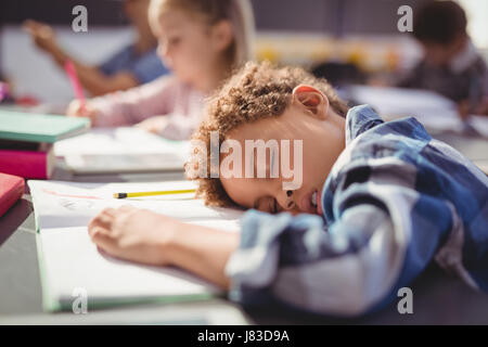 Müde Schüler schlafen im Unterricht in der Schule Stockfoto
