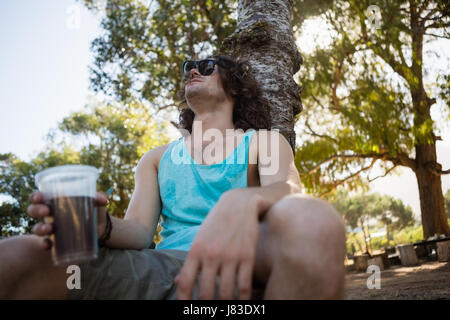 Betrunkener Mann schlafen im park Stockfoto