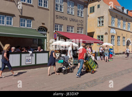 Grenzüberschreitenden Handel in Helsingør / Elsinore. Viele Schweden kaufen, Alkohol, Wein und Bier und Getränke die paar hundert Meter bis zur Fähre nach Schweden zu transportieren Stockfoto