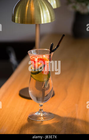 Erhöhte Ansicht der cocktail von Beleuchtungsanlagen auf Restaurant table Stockfoto