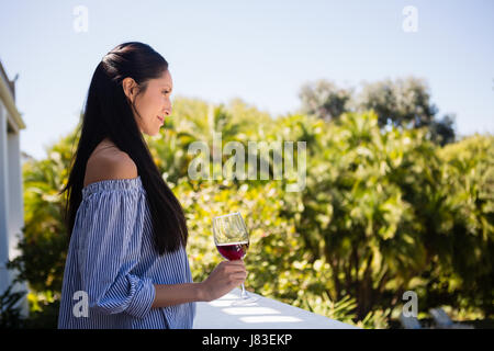 Seitenansicht hübsche Frau mit roten Glas Wein im restaurant Stockfoto