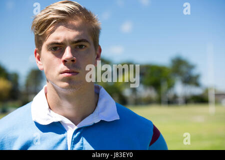 Porträt des Rugby-Spieler am Feld an sonnigen Tag stehen Stockfoto