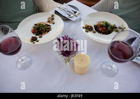 Erhöhte Ansicht von Speisen und Getränken serviert am gedeckten Tisch im restaurant Stockfoto
