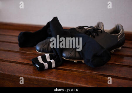 Close-up Paar Schuhe und Socken auf Holzbank Stockfoto