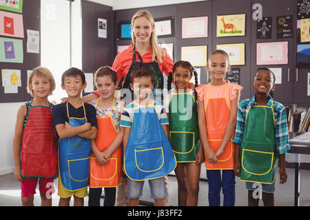 Porträt von Lehrer und Schüler gemeinsam in Zeichnung Klasse Stockfoto