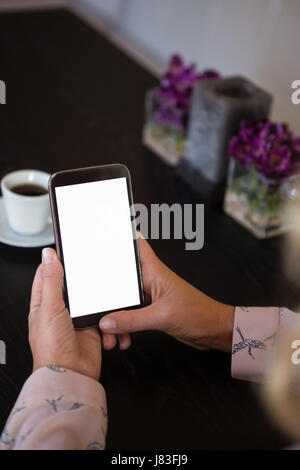 Händen der Geschäftsfrau mit Handy im Café beschnitten Stockfoto