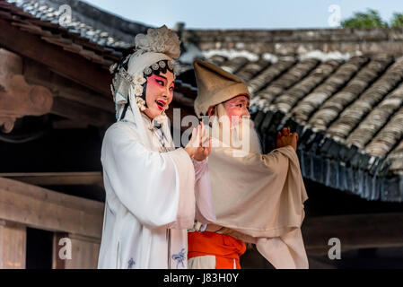 Chinesische Oper Performer (Peking-Oper oder Kunqu-Stil) im Cangpo alten Dorf außerhalb von Wenzhou in der Boteli Grafschaft, Zhejiang Provinz, China. Stockfoto