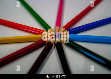 Kreis der bunte Bleistifte oder Buntstifte bilden einen Kreis auf dem weißen Tisch Stockfoto