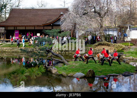 Festakt in der Shofuso japanisches Haus mit Garten in Philadelphias Fairmount Park zur Feier der Eröffnung 2017 Subaru Cherry Blossom Festival. Stockfoto