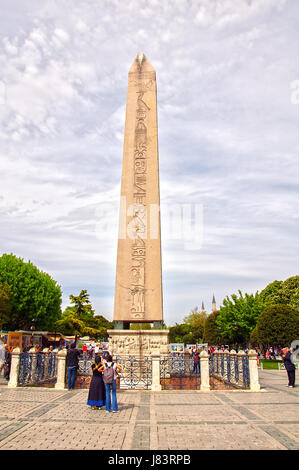 Istanbul, Türkei 7. Mai 2017. Menschen wandern rund um den Obelisk Theodosius. Stockfoto