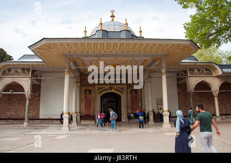 Istanbul, Türkei – 7. Mai 2017: Besucher betreten die Tor der Glückseligkeit in den zweiten Hof des Topkapi-Palastes Stockfoto