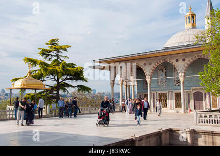 Istanbul, Türkei – 7. Mai 2017: Marmor Terrasse mit Bagdad-Kiosk und Iftar-Pavillon im vierten Hof des Topkapi-Palast, Istanbul, Türkei Stockfoto