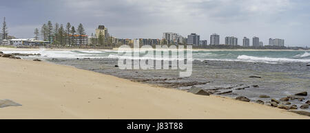 Panorama der Sunshine Coast Vorland an Alexandra Headlands Mooloolaba mit Surf, Sand, felsige Küste und bewölktem Himmel Stockfoto