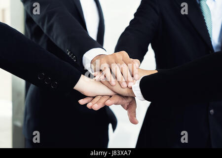 Nahaufnahme von Geschäftspartnern machen Haufen von Händen zu treffen. Menschen Zusammenarbeit Teamarbeit union Geschäftskonzept. Stockfoto