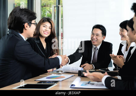 Gruppe von asiatischen Geschäftsleuten treffen im Café im Freien. Geschäftsleute Händeschütteln während einer Besprechung. Stockfoto