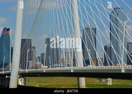 Die Margaret Hunt Hill Bridge in Dallas ist vom spanischen Architekten Santiago Calatrava entworfen und ist ein architektonisches Symbol für die Stadt geworden. Stockfoto