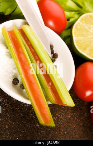 Alkohol Wodka Gelee Stick Tomaten roten Balken Taverne Glas Kelch Becher Pfeffer Stockfoto